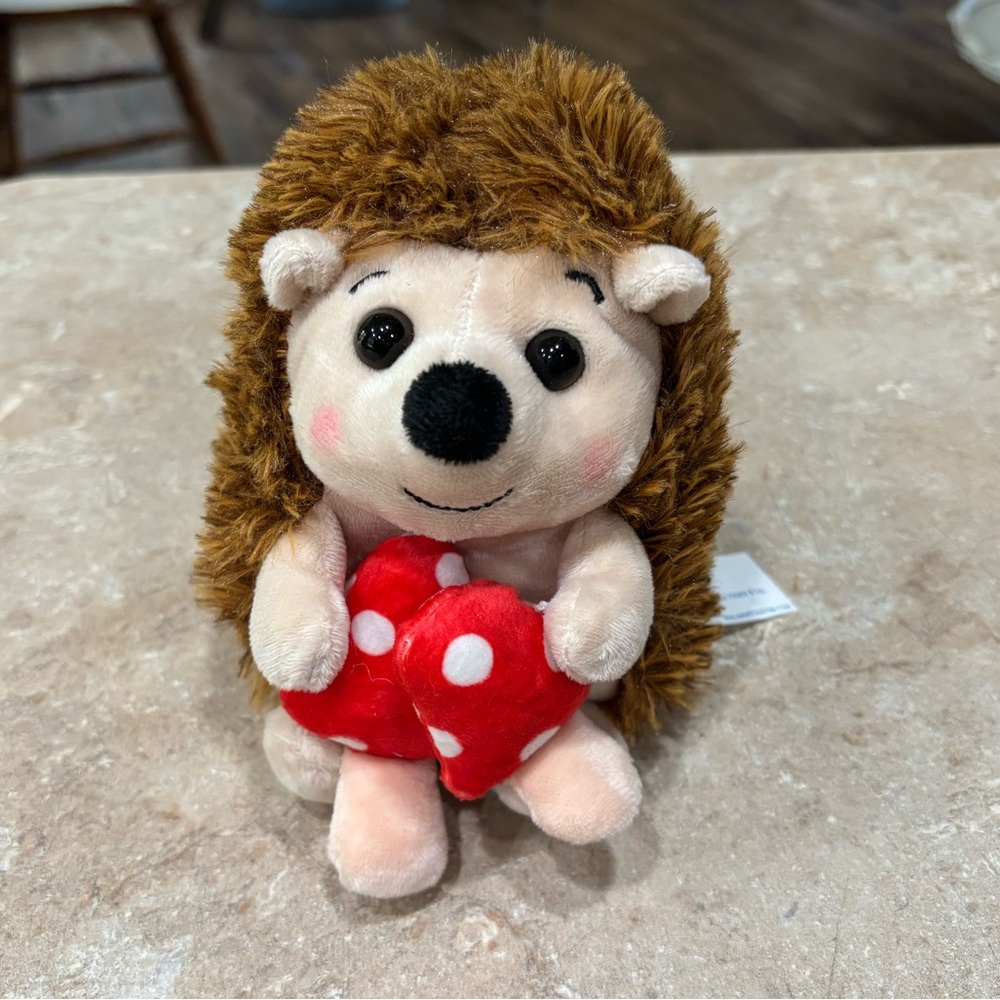 ✂️Used - Heart holding Hedgehog✂️